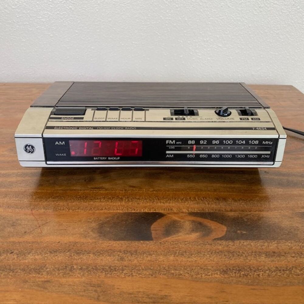 Vintage General Electric GE AM/FM Alarm Clock Radio Wood Grain- WORKS